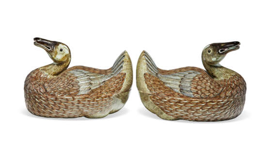 A PAIR OF UNUSUAL ENAMELED DUCK-FORM BOXES AND COVERS - photo 3