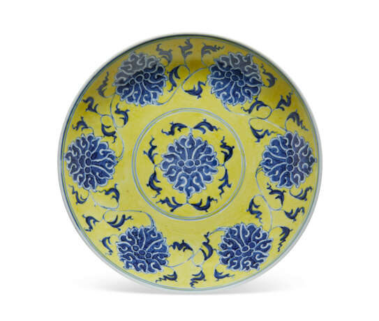 A YELLOW-GROUND BLUE AND WHITE `LOTUS’ DISH - photo 1
