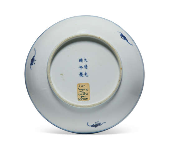 A YELLOW-GROUND BLUE AND WHITE `LOTUS’ DISH - Foto 2