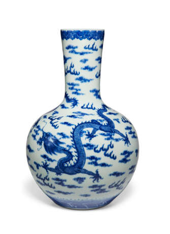 A LARGE BLUE AND WHITE `DRAGON' VASE  - photo 1