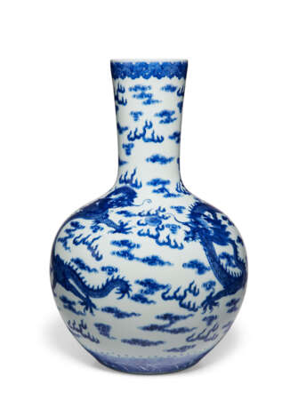 A LARGE BLUE AND WHITE `DRAGON' VASE  - photo 2