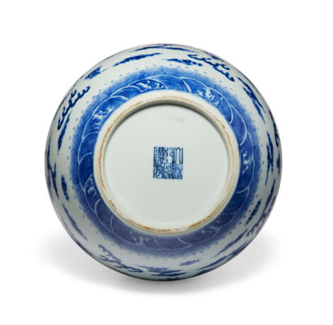 A LARGE BLUE AND WHITE `DRAGON' VASE  - photo 3