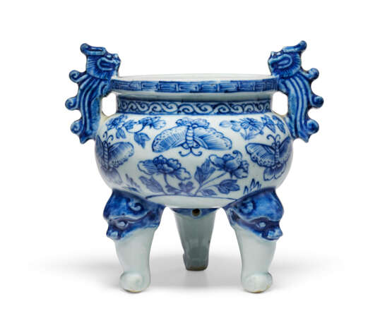 A BLUE AND WHITE `BUTTERFLY’ TRIPOD CENSER - photo 2