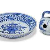 A BLUE AND WHITE LIME POT AND A BLUE AND WHITE `LOTUS’ DISH - Foto 1
