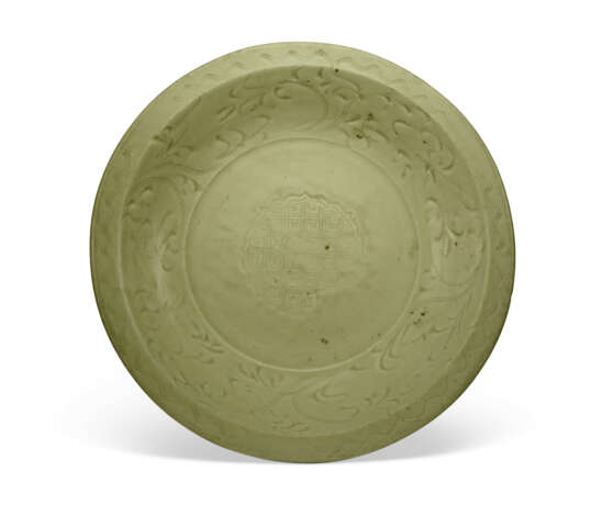 A CARVED LONGQUAN CELADON CHARGER - Foto 1