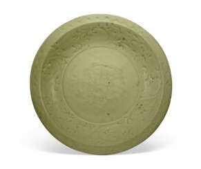 A CARVED LONGQUAN CELADON CHARGER