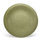 A CARVED LONGQUAN CELADON CHARGER - фото 1