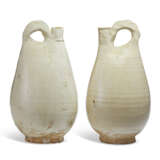A PAIR OF WHITE-GLAZED POTTERY FLASKS - фото 1