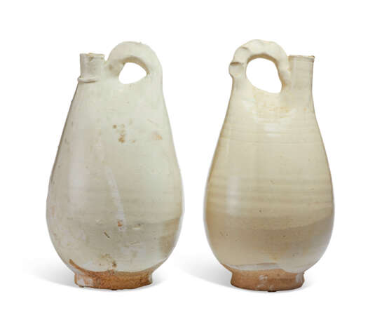 A PAIR OF WHITE-GLAZED POTTERY FLASKS - photo 2