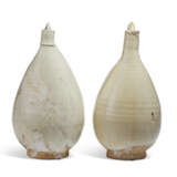 A PAIR OF WHITE-GLAZED POTTERY FLASKS - фото 3