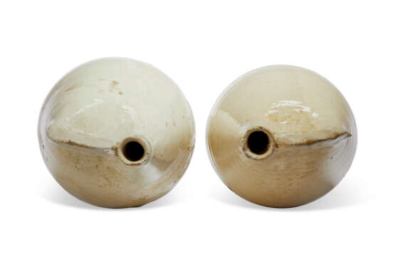 A PAIR OF WHITE-GLAZED POTTERY FLASKS - photo 5