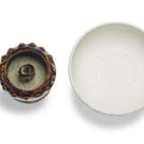 TWO WHITE-GLAZED VESSELS AND A JOSS STICK HOLDER - фото 3