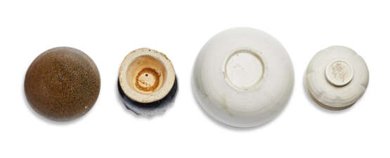 TWO WHITE-GLAZED VESSELS AND A JOSS STICK HOLDER - photo 4