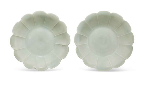 A PAIR OF SMALL QINGBAI FLORIFORM DISHES - фото 1