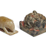 TWO SMALL CARVINGS OF ANIMALS - photo 1