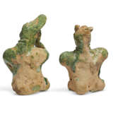 TWO SMALL GREEN-GLAZED POTTERY FIGURES OF ENTERTAINERS - фото 2
