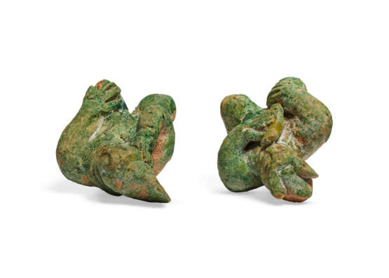 TWO SMALL GREEN-GLAZED POTTERY FIGURES OF ENTERTAINERS - photo 3