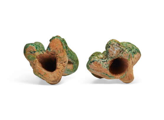 TWO SMALL GREEN-GLAZED POTTERY FIGURES OF ENTERTAINERS - Foto 4