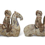 A PAIR OF PAINTED POTTERY FIGURES OF EQUESTRIANS - фото 2