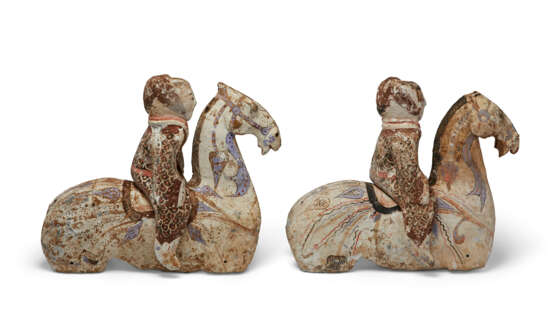 A PAIR OF PAINTED POTTERY FIGURES OF EQUESTRIANS - photo 2