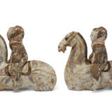 A PAIR OF PAINTED POTTERY FIGURES OF EQUESTRIANS - photo 3