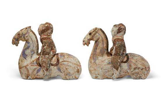 A PAIR OF PAINTED POTTERY FIGURES OF EQUESTRIANS - photo 3