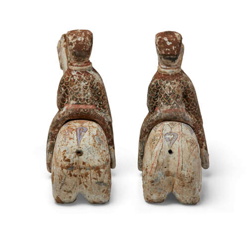 A PAIR OF PAINTED POTTERY FIGURES OF EQUESTRIANS - фото 4