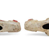 TWO PAINTED POTTERY HORSE HEADS - Foto 4