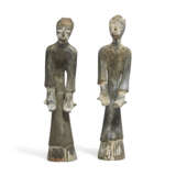 A PAIR OF PAINTED POTTERY FIGURES OF ATTENDANTS - Foto 1