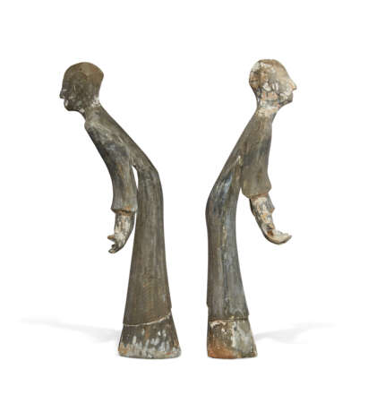 A PAIR OF PAINTED POTTERY FIGURES OF ATTENDANTS - Foto 4