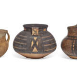 THREE NEOLITHIC POTTERY JARS - Foto 4