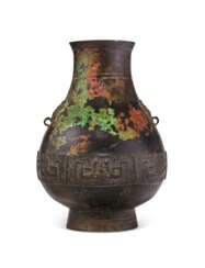 A LARGE BRONZE ARCHAISTIC PEAR-SHAPED HU-FORM VASE