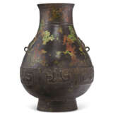 A LARGE BRONZE ARCHAISTIC PEAR-SHAPED HU-FORM VASE - photo 2