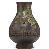 A LARGE BRONZE ARCHAISTIC PEAR-SHAPED HU-FORM VASE - фото 3