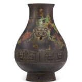 A LARGE BRONZE ARCHAISTIC PEAR-SHAPED HU-FORM VASE - фото 4