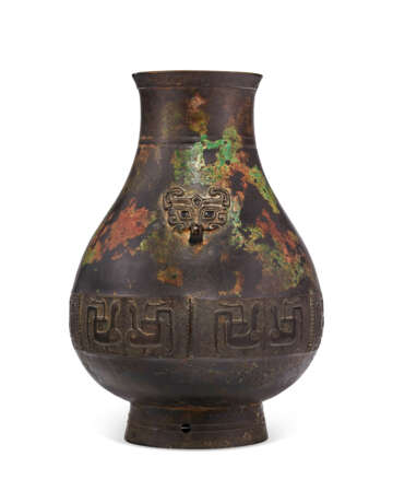 A LARGE BRONZE ARCHAISTIC PEAR-SHAPED HU-FORM VASE - фото 4