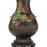 A LARGE BRONZE ARCHAISTIC PEAR-SHAPED HU-FORM VASE - фото 5