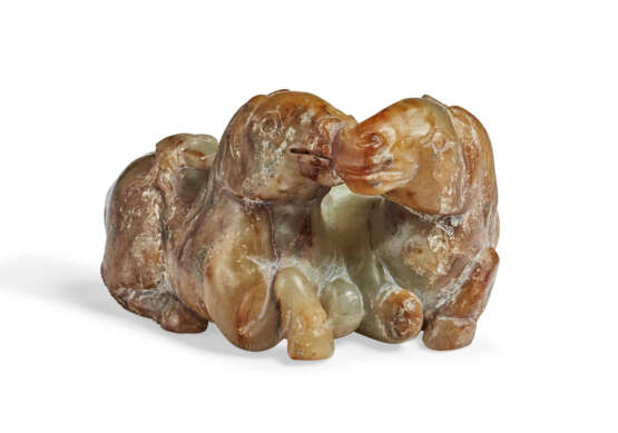 A GREY AND RUSSET JADE CARVING OF TWO HORSES - photo 1