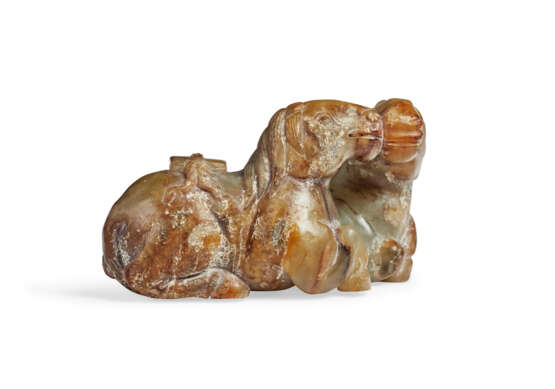 A GREY AND RUSSET JADE CARVING OF TWO HORSES - photo 2