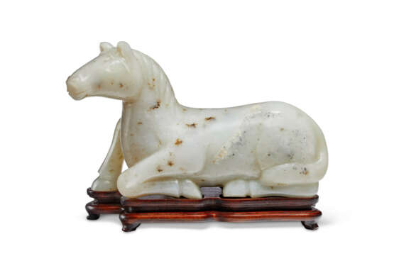 A GREYISH-WHITE JADE FIGURE OF A RECUMBENT HORSE - photo 1