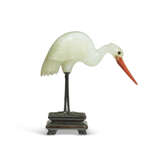 A WHITE JADE, PAINTED STONE AND METAL FIGURE OF A CRANE - photo 2