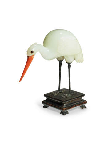 A WHITE JADE, PAINTED STONE AND METAL FIGURE OF A CRANE - photo 3