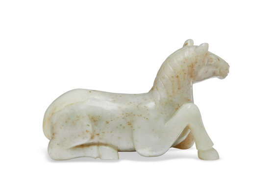 A GREYISH-WHITE JADE FIGURE OF A RECUMBENT HORSE - photo 2