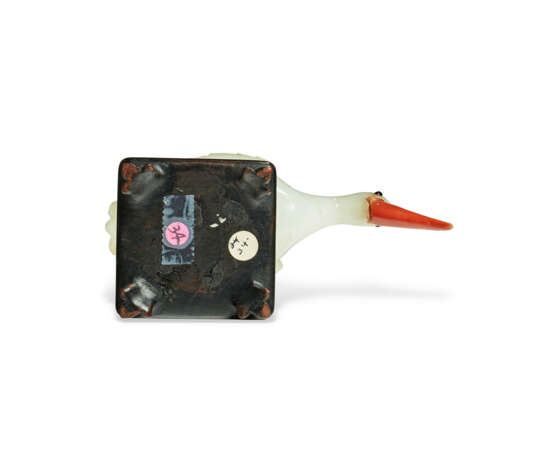 A WHITE JADE, PAINTED STONE AND METAL FIGURE OF A CRANE - photo 14