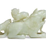 A GREENISH-WHITE JADE MYTHICAL BEAST-FORM VESSEL AND COVER - Foto 2