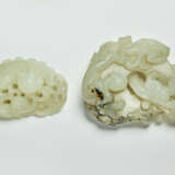 TWO SMALL WHITE JADE CARVINGS - photo 1