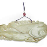 A GREENISH-WHITE JADE FISH-FORM PENDANT - Foto 1