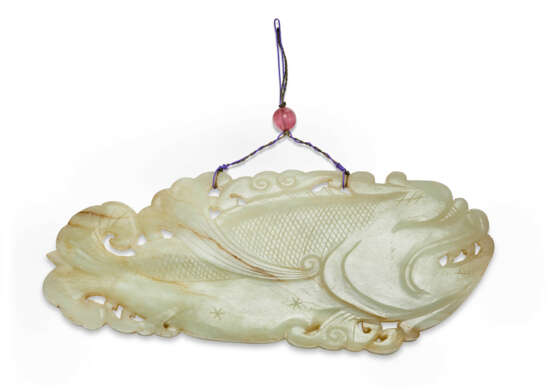 A GREENISH-WHITE JADE FISH-FORM PENDANT - Foto 1