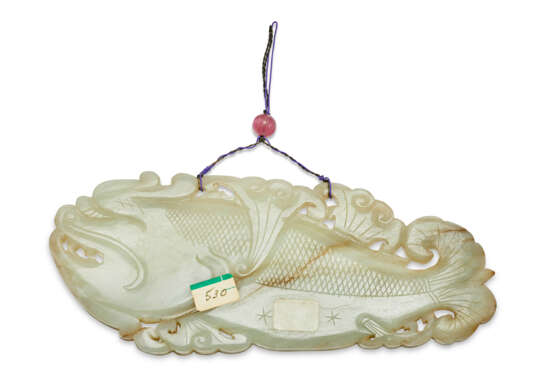 A GREENISH-WHITE JADE FISH-FORM PENDANT - Foto 2