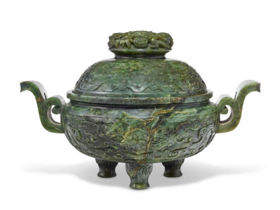 A SPINACH-GREEN JADE TRIPOD CENSER AND COVER - Foto 1